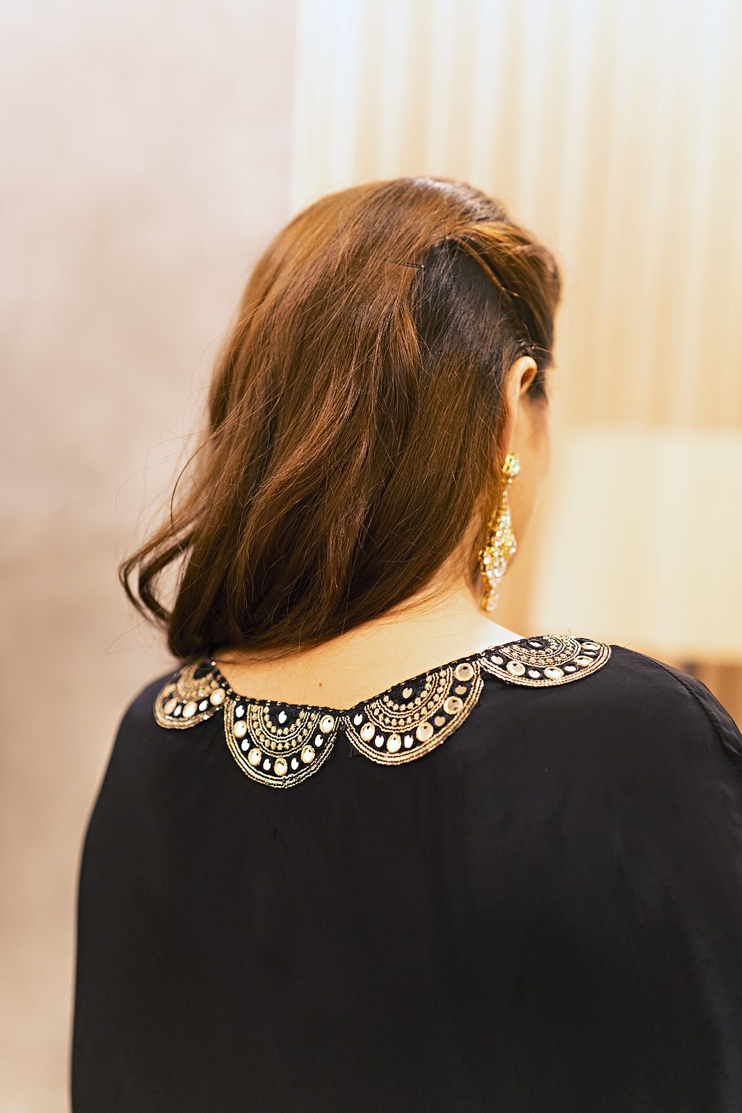 D lace on the back neckline of the cape, close-up