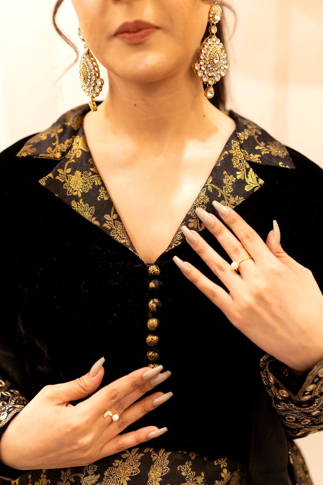 Sultana: 3-Piece Velvet Lapel-Collar Jamawar Lehenga Set - Image 3