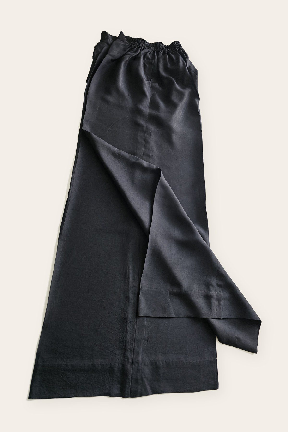 Black wide-leg palazzo in Éléganza Silk